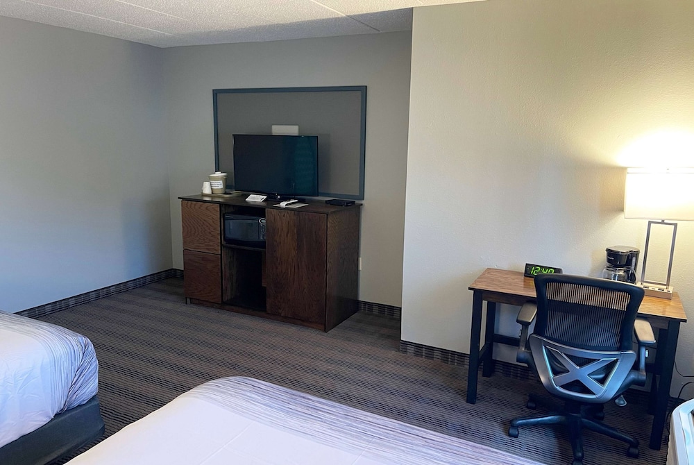 Room, 2 Queen Beds, Non Smoking - Photo 5