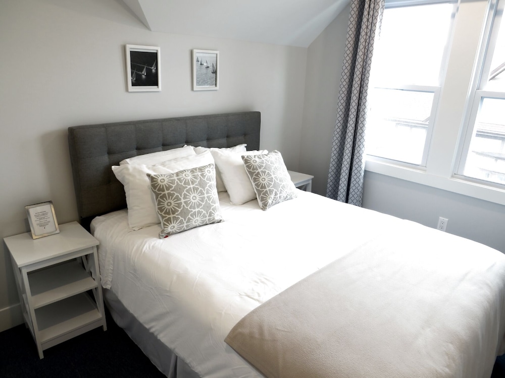 Deluxe Room, 1 Queen Bed, Private Bathroom, Partial Ocean View photo 3