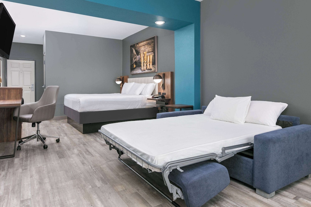Deluxe Room, 1 King Bed, Non Smoking - Photo 1