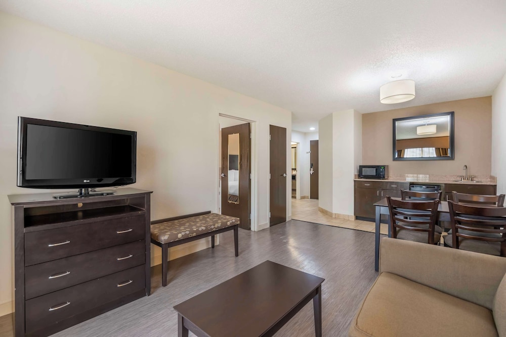 Presidential Suite, 1 King Bed, Non Smoking, Jetted Tub (2nd Floor;with Sofabed) photo 1