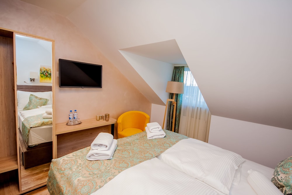 Double Room - Photo 12
