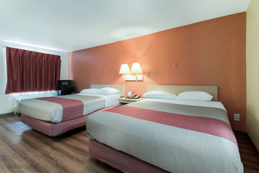 Standard Room, 2 Queen Beds, Smoking, Refrigerator & Microwave photo 3