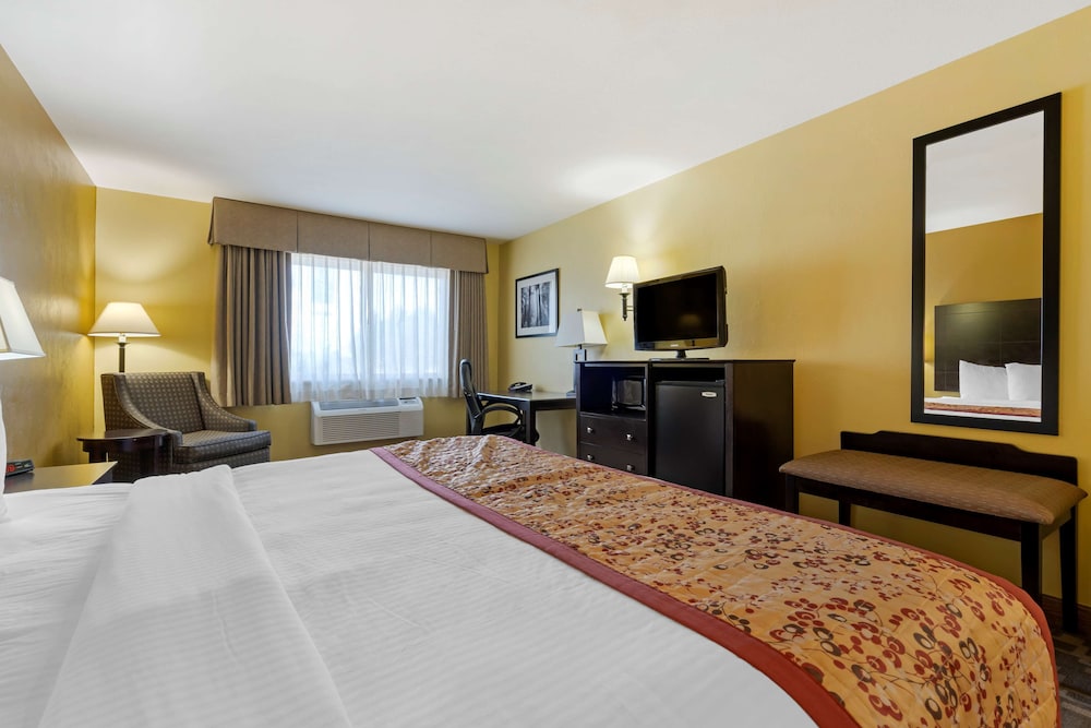 Standard Room, Multiple Beds, Non Smoking, Refrigerator & Microwave (Larger Room) photo 3