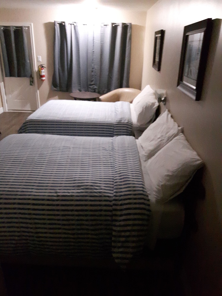 Standard Room, 2 Double Beds (Chickadee) photo 2