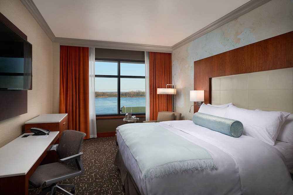 Club Room, 1 King Bed, River View
