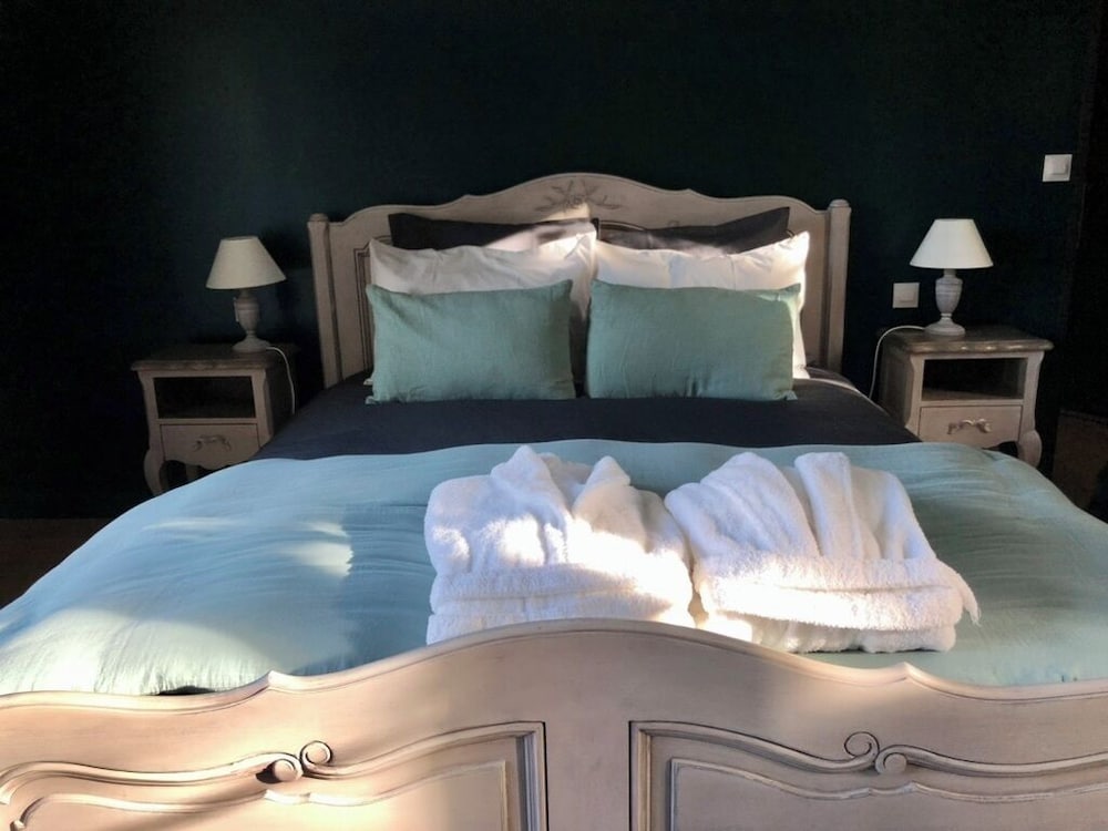 Deluxe Room, 1 Queen Bed, Private Bathroom, Garden View photo 3