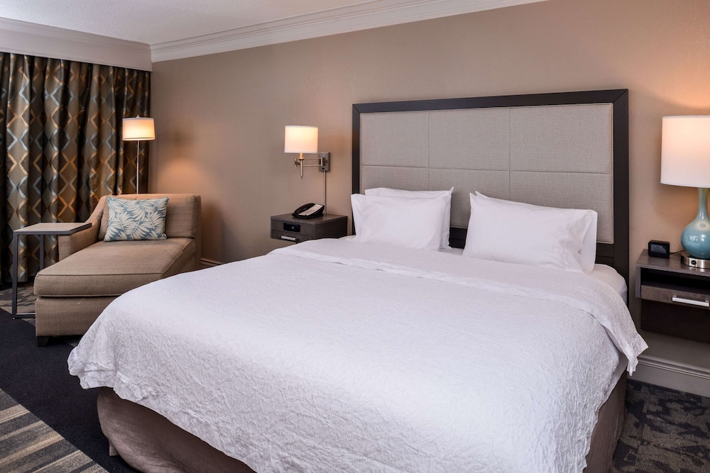 Standard Room, 1 King Bed, Non Smoking - Photo 11