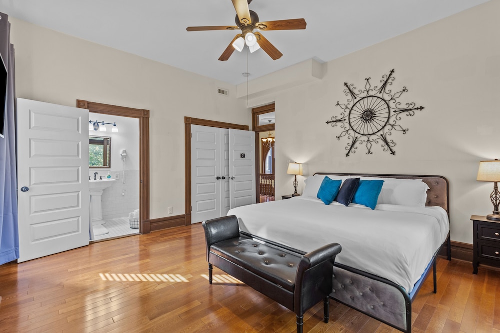 House, Multiple Beds, Patio, City View photo 2