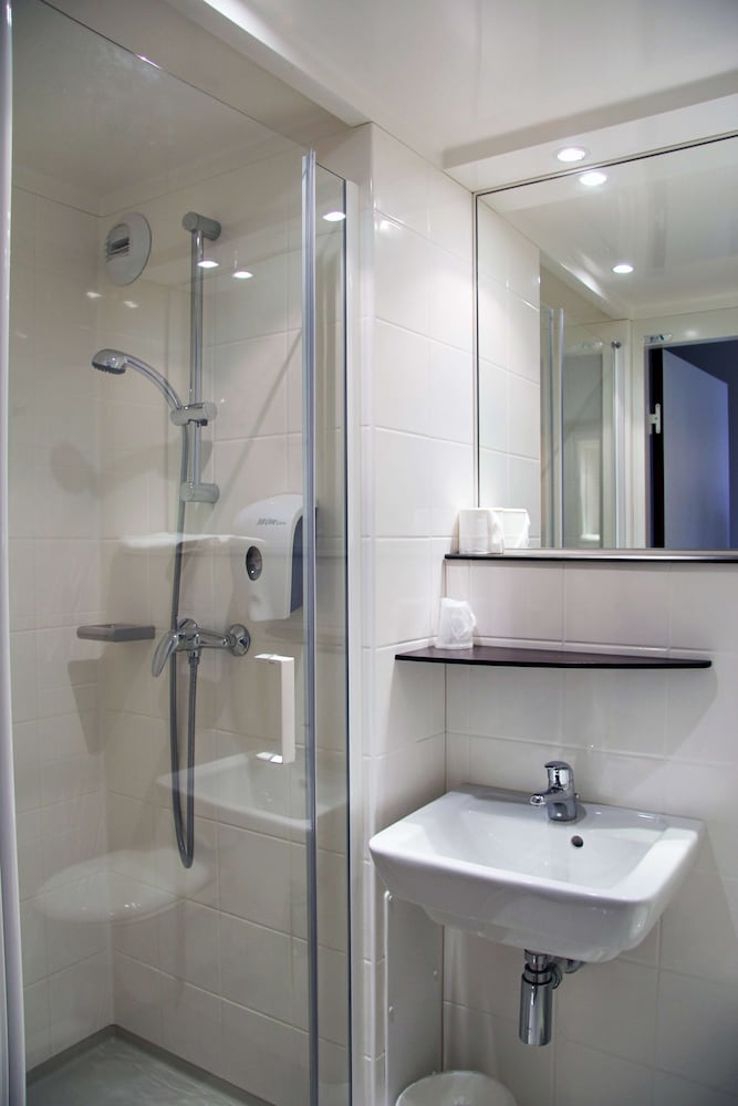 Standard Room, Multiple Beds - Photo 6