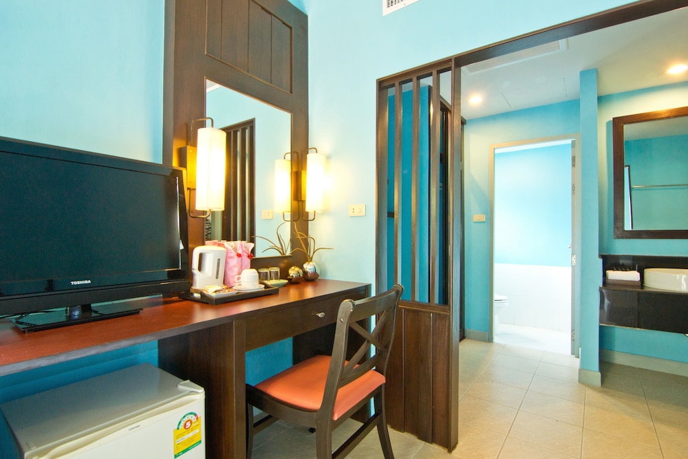 Superior Bungalow - Photo 2