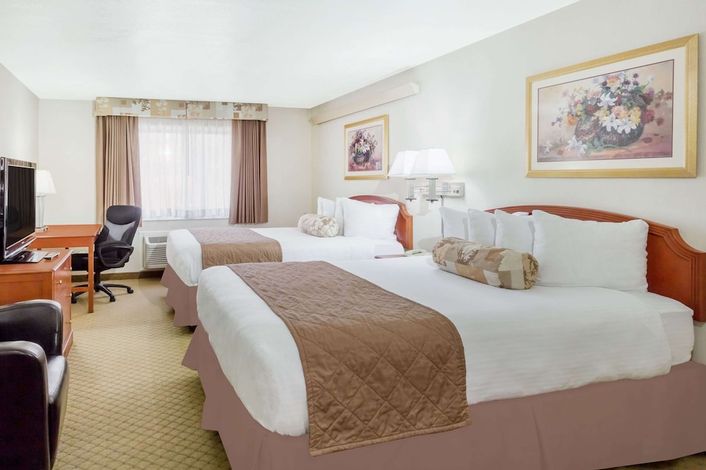 Family Suite, 2 Queen Beds, Non Smoking - Photo 1