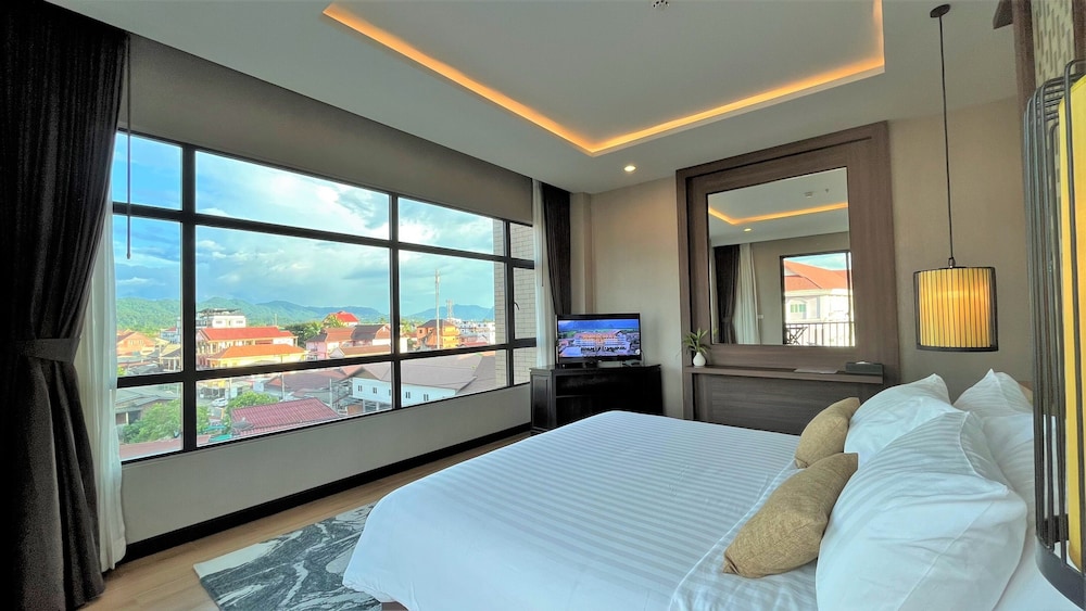 Deluxe Room, 1 King Bed, Balcony, City View