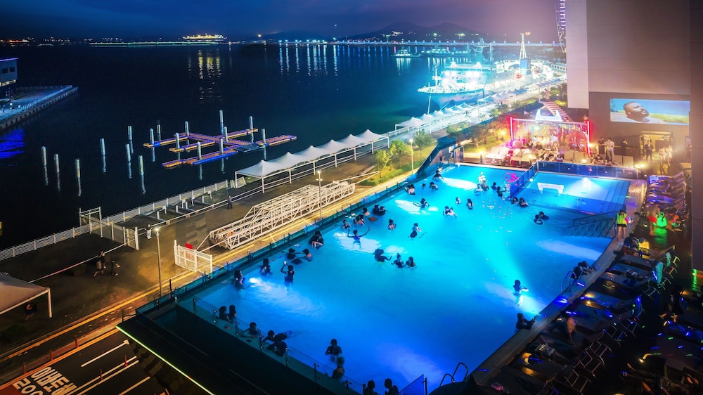 [Staycation] Ocean Family Twin Room - Night Infinity Pool(8-10PM) & Free Drinks for 2 person
