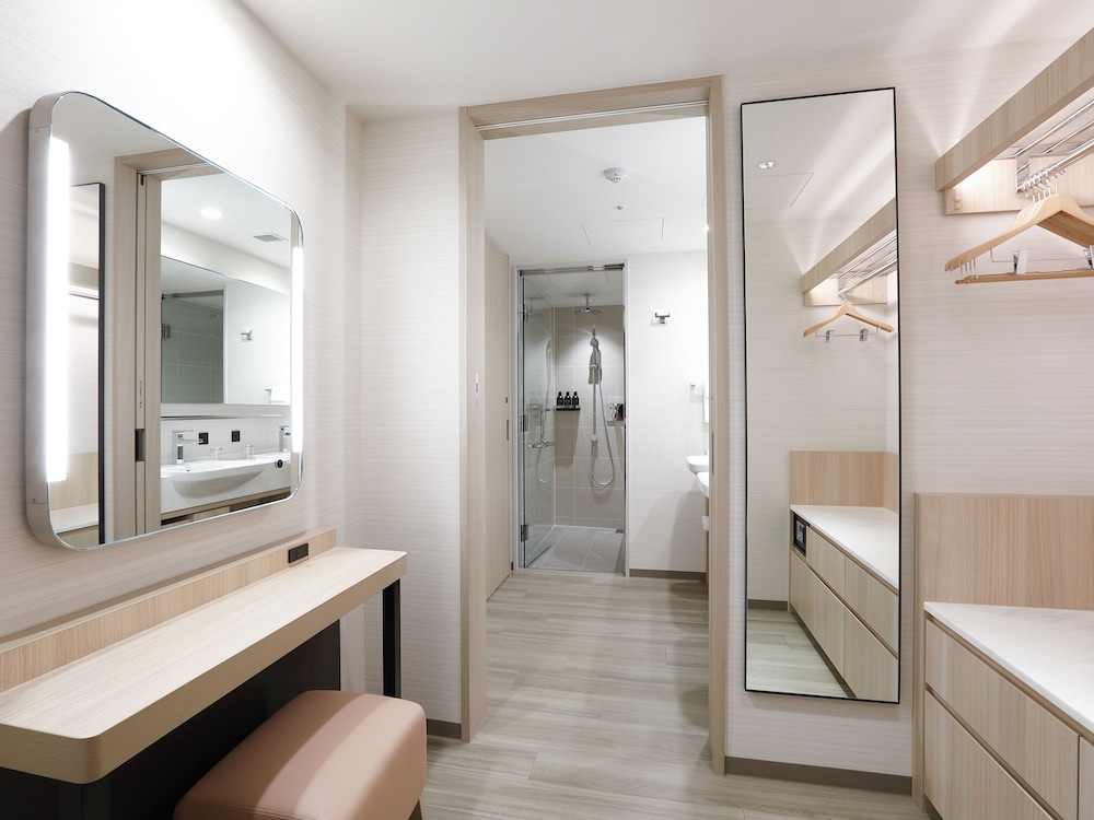 Suite, 1 King Bed, Bathtub - Photo 8