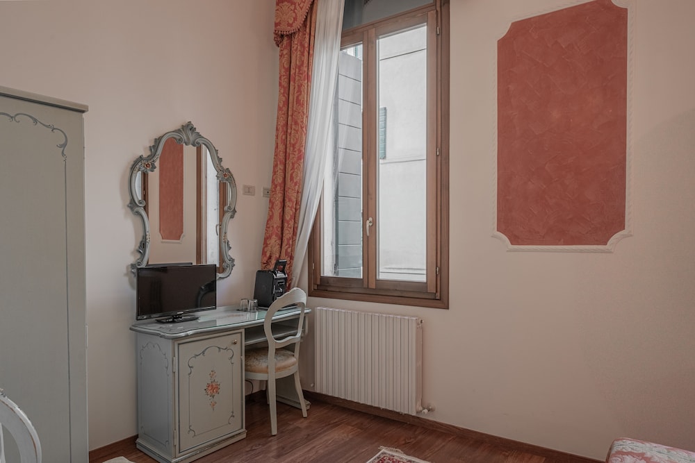 Standard Triple Room, Canal View photo 3