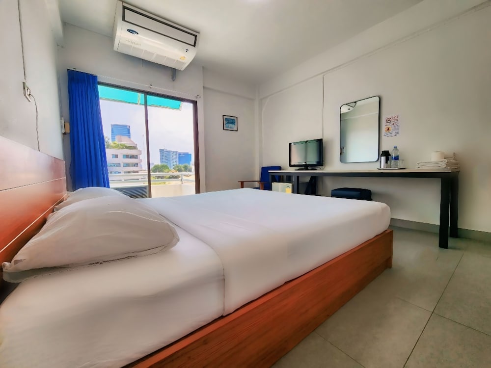 Deluxe Room, 1 King Bed photo 3