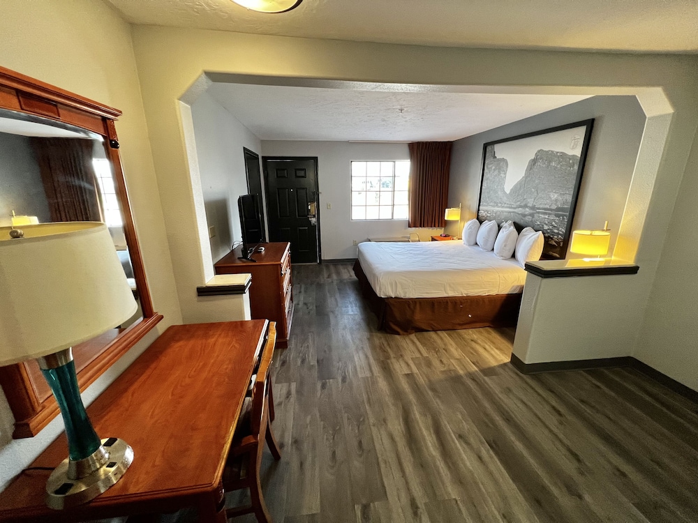 Suite, 1 King Bed (Mini) photo 3