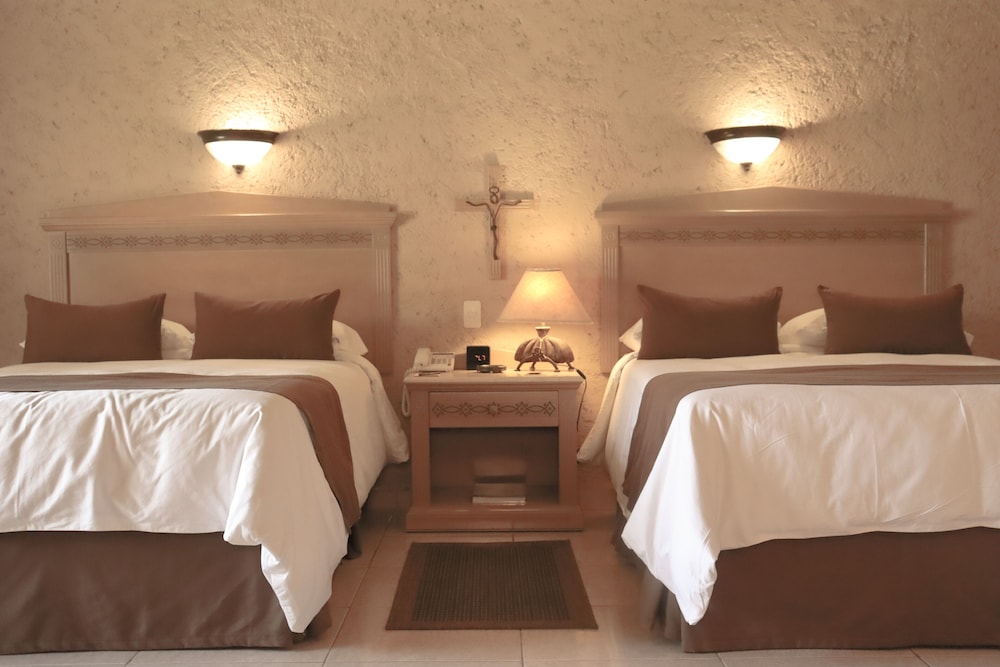 Classic Suite, 2 Queen Beds, Kitchenette