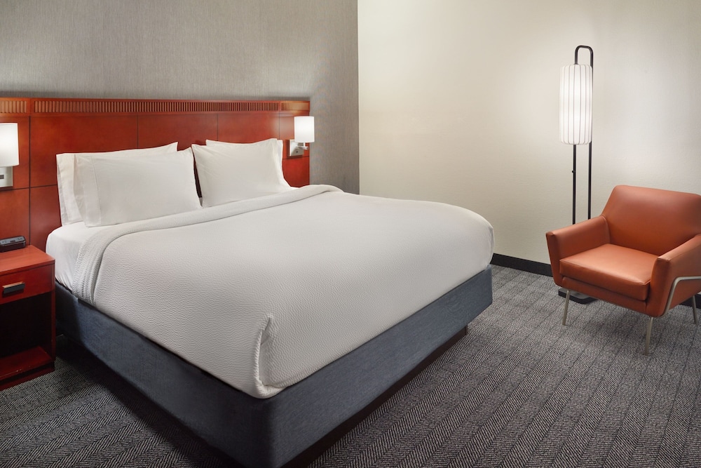 Suite, 1 Bedroom - Photo 2
