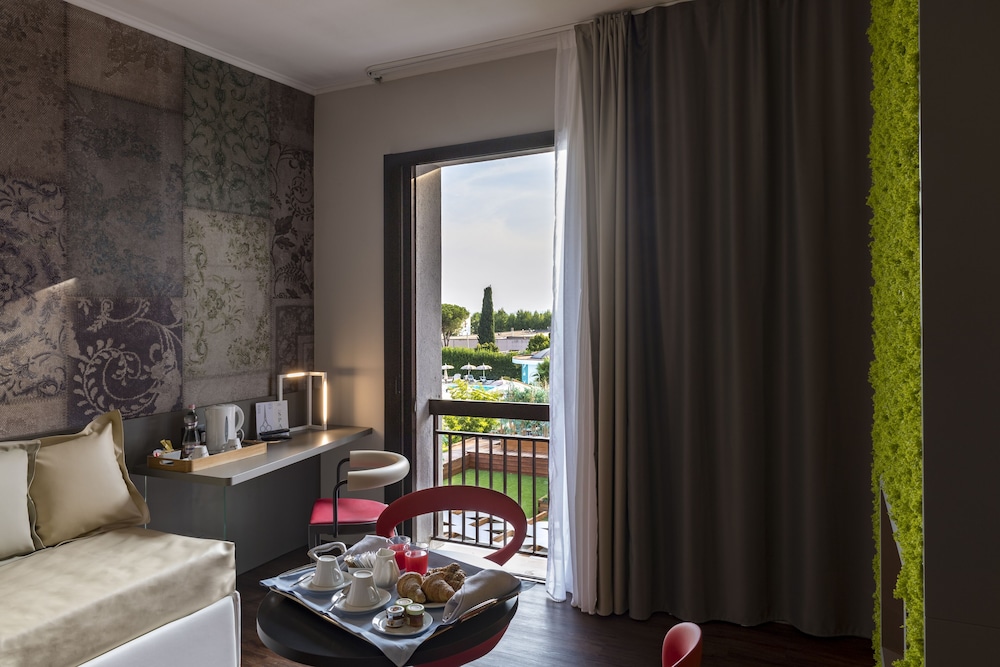 Junior Double Room, 1 King Bed, Fireplace, Resort View - Photo 13