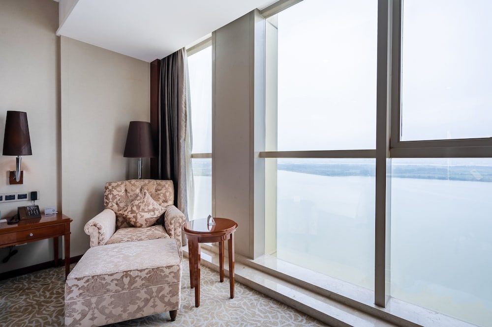 Premium Room, 1 King Bed, River View photo 3