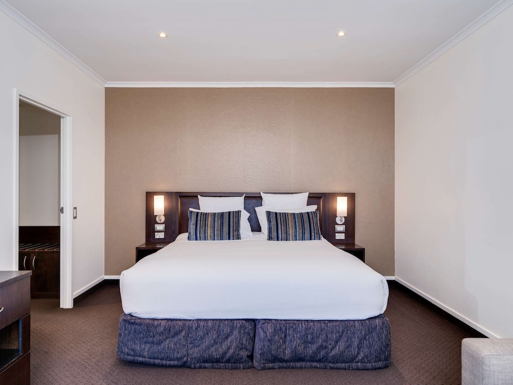 Junior Suite, 1 King Bed, Lake View photo 3