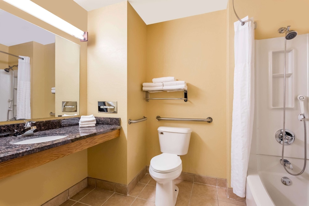 Standard Room, 1 Queen Bed, Accessible - Photo 6