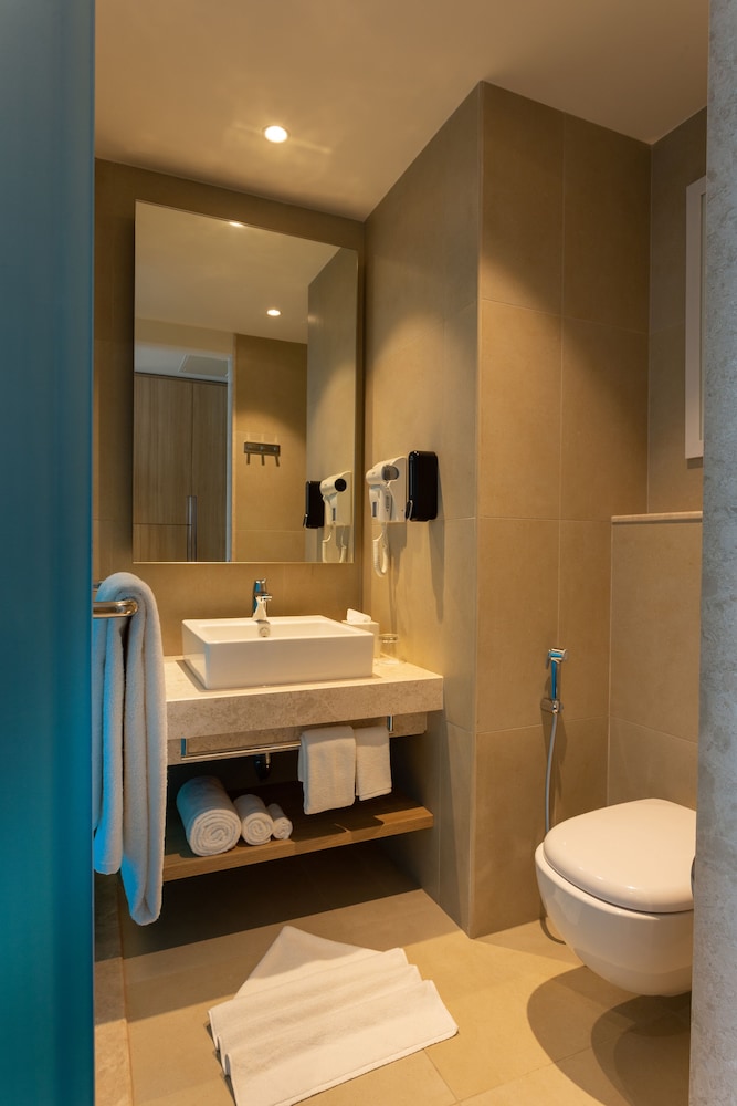 Suite, 1 Queen Bed (Three Bay)
