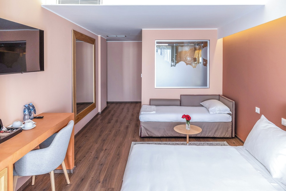 Junior Suite, Pool View (2+1)