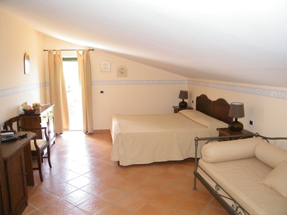 Economy Triple Room, Tower