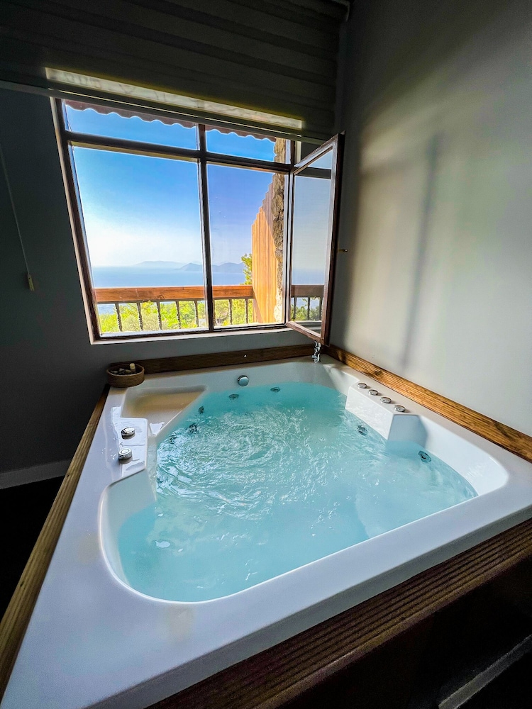 Romantic Room, 1 Queen Bed, Jetted Tub, Sea View, photo 6