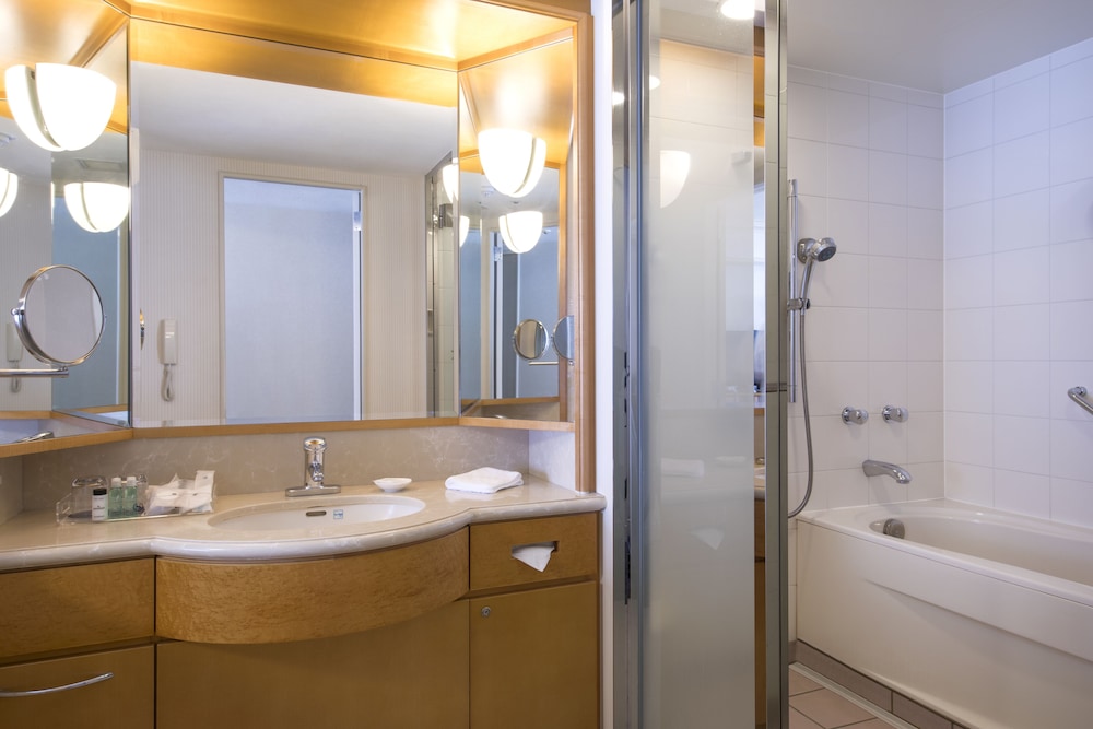 Guest room, 4 Twin Beds, Disney or Bay view, Main Building, Balcony - Photo 6