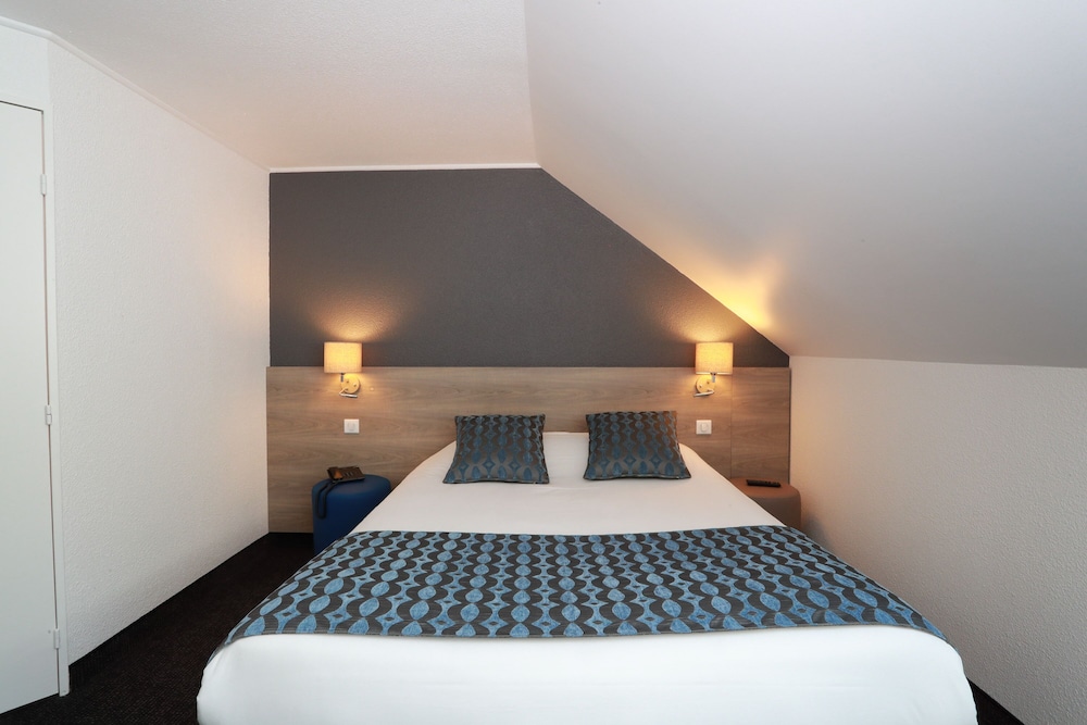 Comfort Room, 1 Queen Bed, Non Smoking, Bathtub (with Single Sofabed) - Photo 9