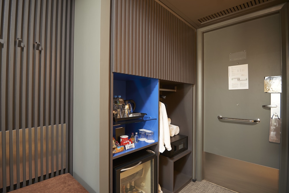 Deluxe Room, 1 Queen Bed, Accessible (Premium) thumbnail 6