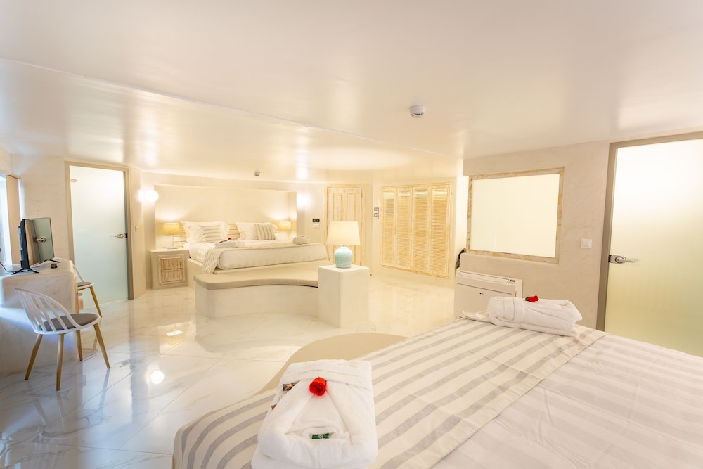 City Suite, Multiple Beds, 2 Bathrooms, City View photo 2
