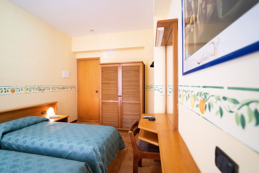 Double or Twin Room - Photo 5