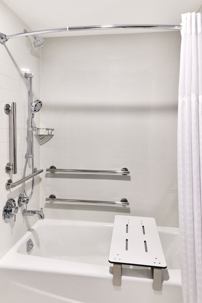 Room, 2 Queen Beds, Accessible, Bathtub - Photo 3