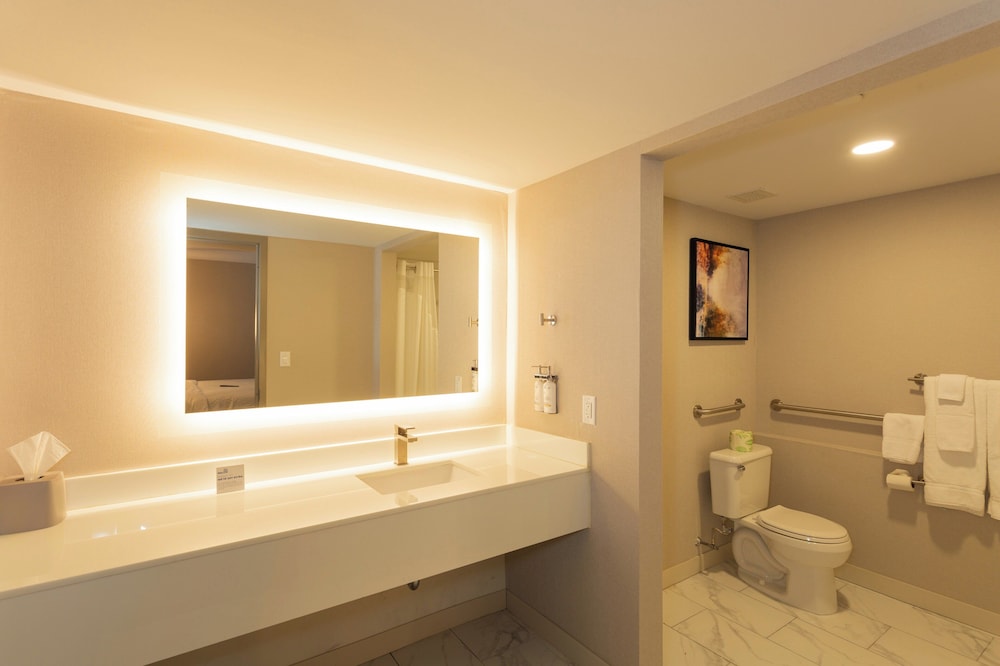 Standard Room, 1 King Bed, Transfer Shower, Non Smoking (Mobility, Transfer Shower) - Photo 4
