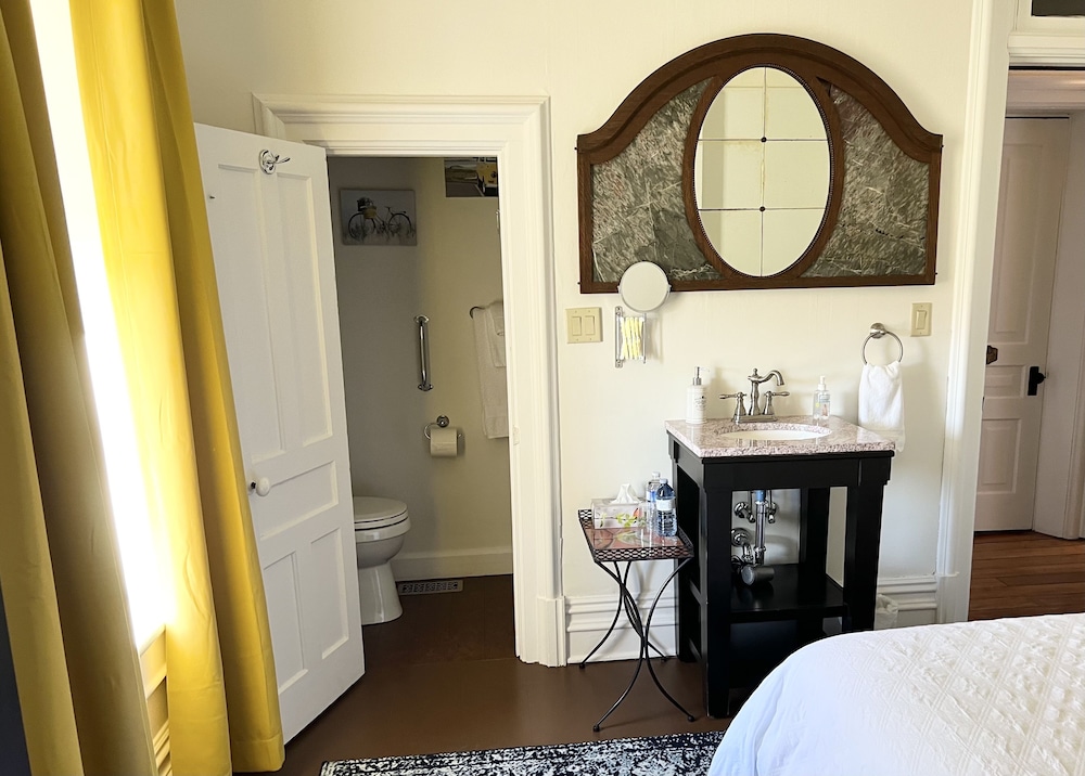 Superior Room, 1 King Bed photo 3