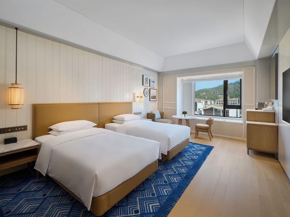 Room, 2 Twin Beds, Mountain View