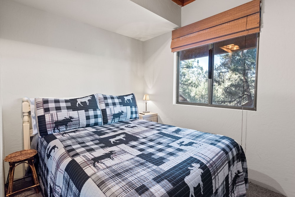 Cabin, Multiple Beds, Patio, Mountain View photo 3