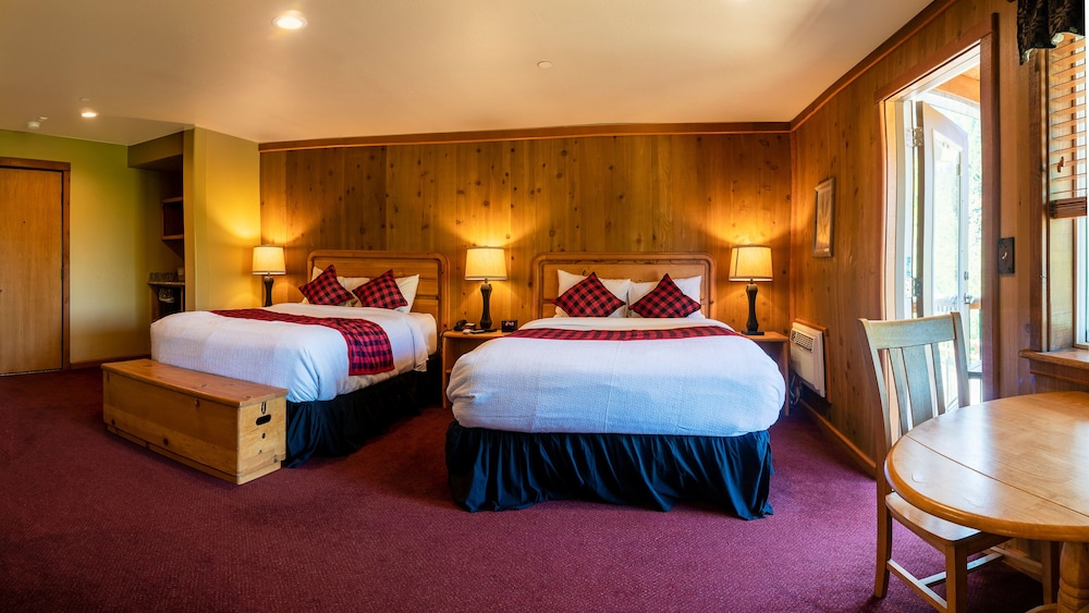 Luxury Room, 2 Queen Beds, Jetted Tub, Mountain View