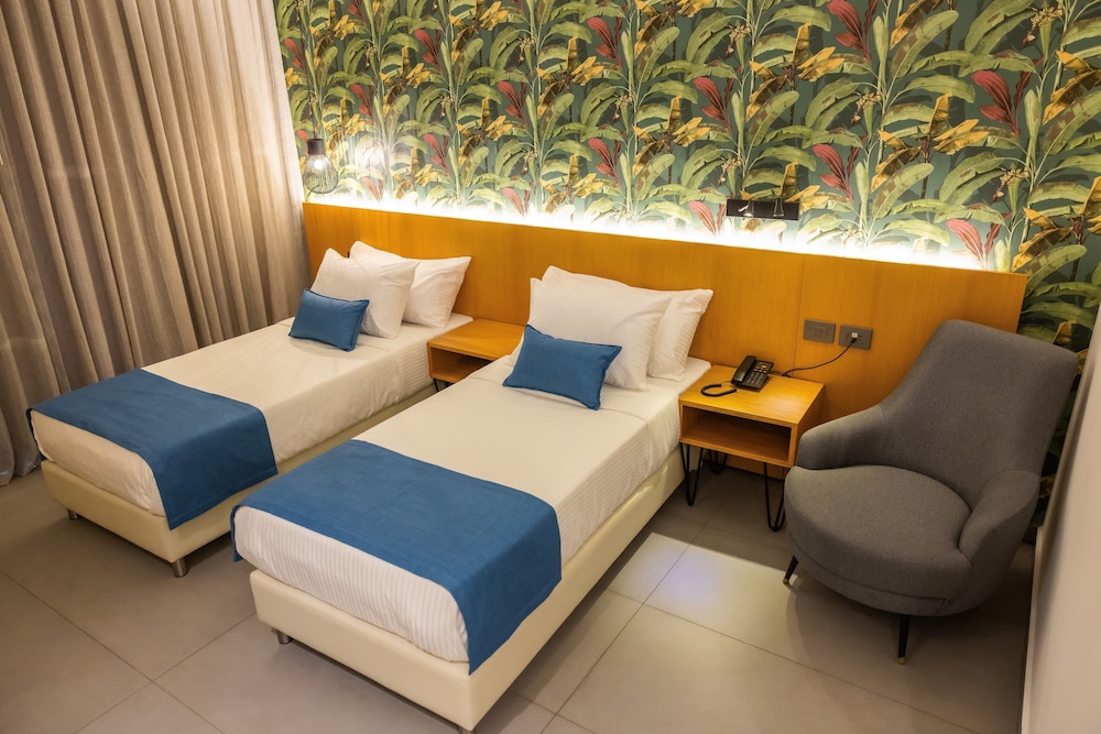 Standard Twin Room, Balcony, Park View