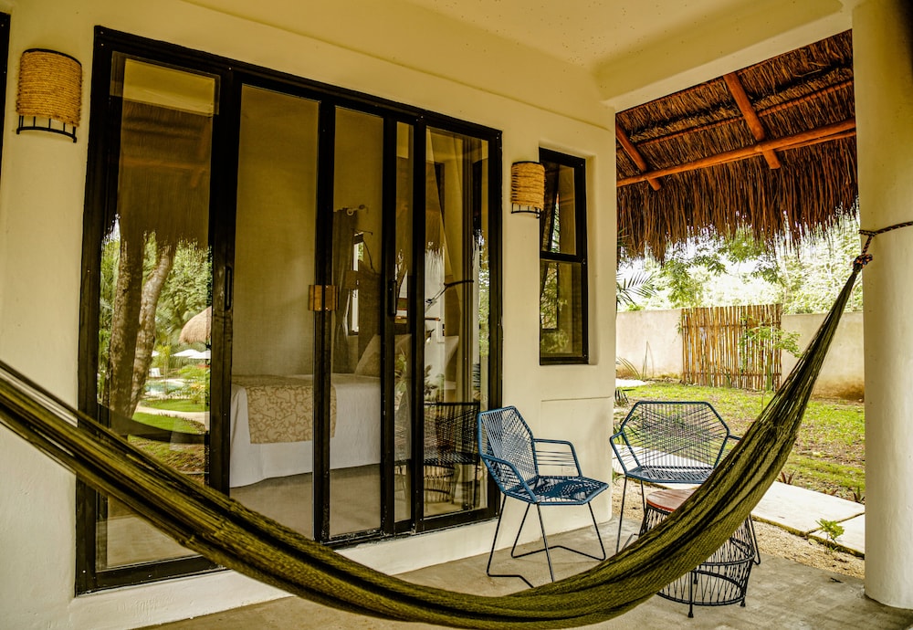Deluxe Room, 1 Queen Bed, Private Bathroom - Photo 8