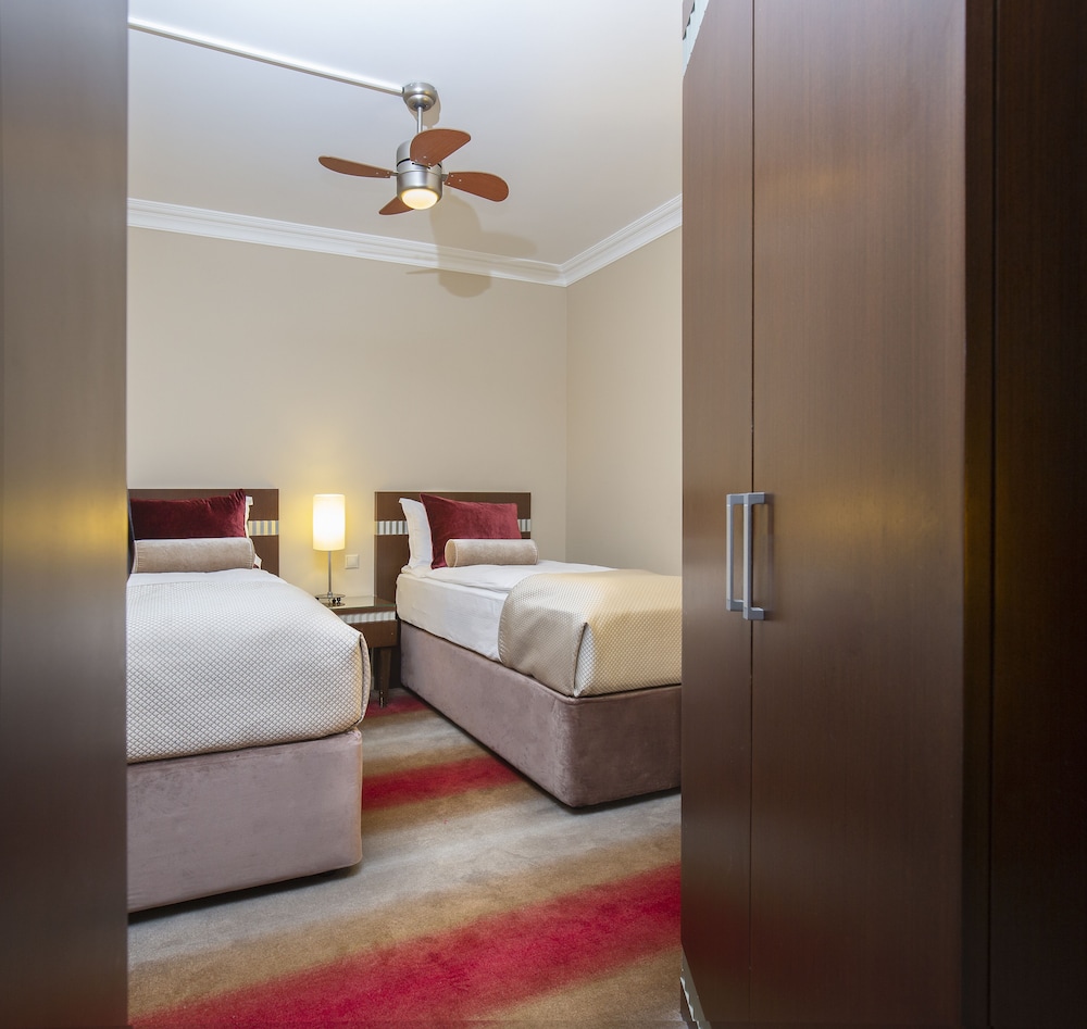 Grand Superior Family Room - Photo 3