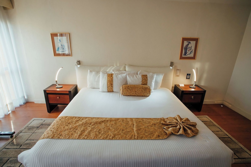 Suite, 1 King Bed (Master) - Photo 4