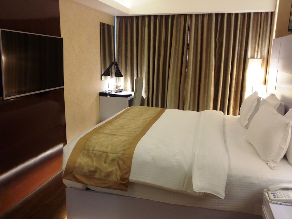 Executive Suite, 1 Bedroom, City View photo 3