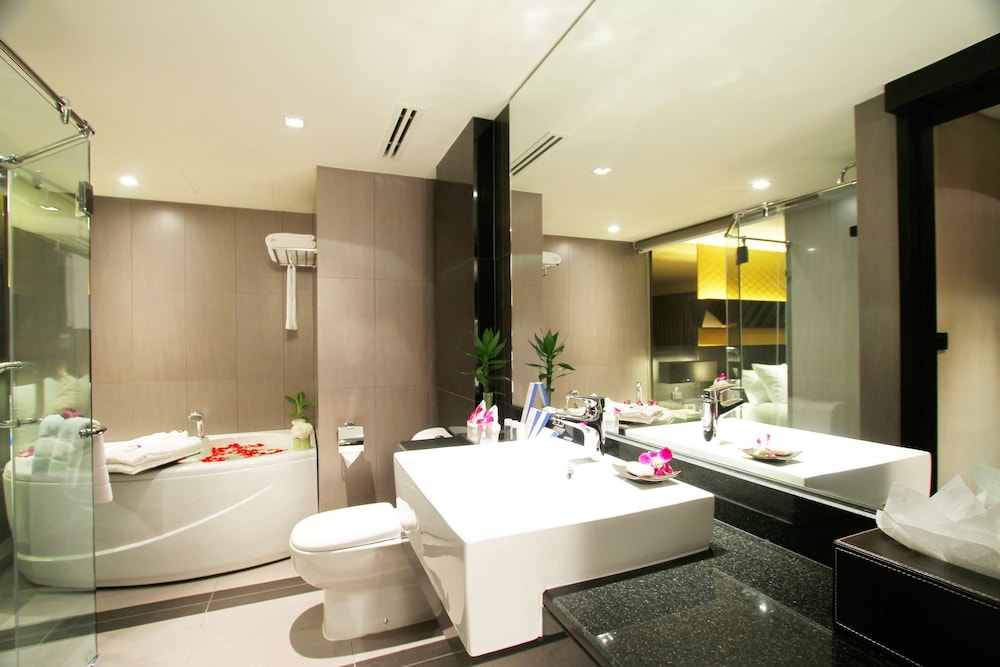 Grand Suite, 1 King Bed, Kitchenette, City View (Residence), photo 6
