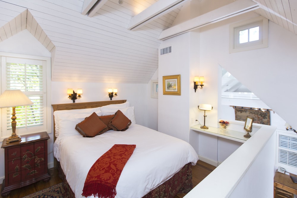 Luxury Cottage, 1 Queen Bed, Jetted Tub, Fireplace (Plumstead Cottage) - Photo 1