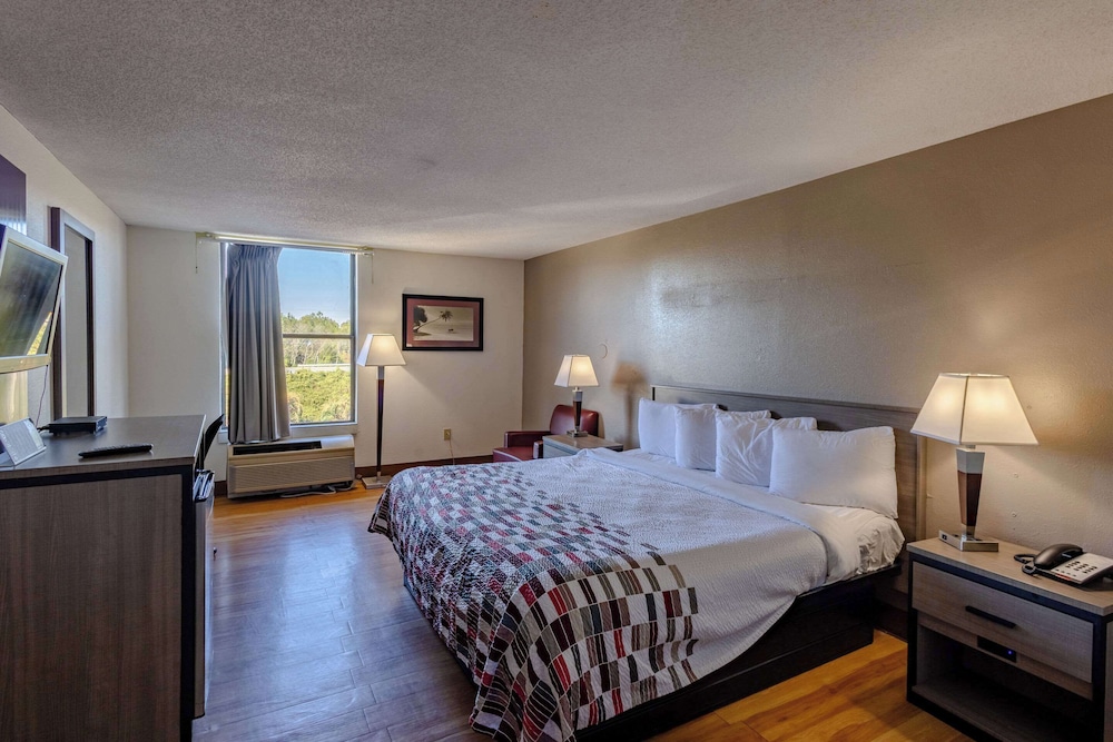 Standard Room, 1 King Bed, Non Smoking - Photo 11
